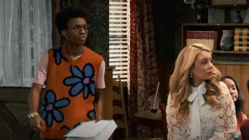 Obey Ipsum imprimé floral Pull en orange porté par Noah Lambert (Israel Johnson) comme on le voit dans BUNK’D (S06E08)