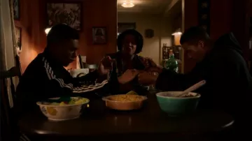 Adidas Stripe Track Jacket porté par Kelvin Campbell (Kameron Kierce) vu dans City on a Hill (S02E01)