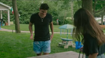 Kinetic Sky Dye Active Short usado por Ilan Luttway como se ve en Forever Summer: Hamptons (S01E03)
