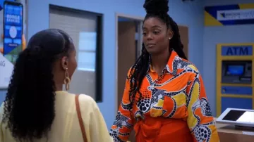Camisa Simon Miller Dodo usada por Sabrina Hollins (Novi Brown) como se ve en Sistas de Tyler Perry (S04E18)