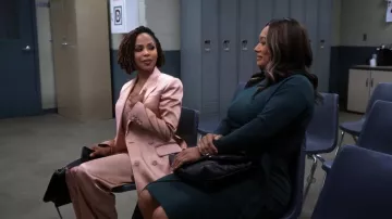 Alexander McQueen Pantalones de pierna ancha de efecto satinado usados por Andrea 'Andi' Barnes (KJ Smith) como se ve en Sistas de Tyler Perry (S04E18)
