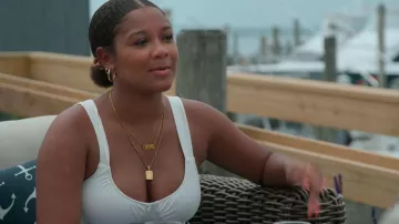 Collar inicial de Bracha usado por Juliet Clark como se ve en Forever Summer: Hamptons (S01E04)