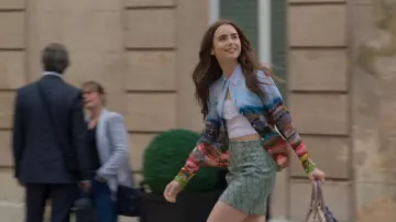 Re/Done Hen­ley Crop Top worn by Emily Cooper (Lily Collins) as seen in Emily in Paris (S01E01)