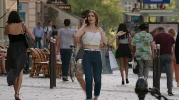 Levi’s The Ribcage Straight Jeans In Life’s Work porté par Emily Cooper (Lily Collins) vu dans Emily in Paris (S01E02)