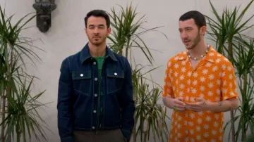 Sandro Cold Flower Regular Fit Shirt porté par Frankie Jonas comme vu dans Claim to Fame (S01E02)