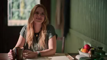 Apple Watch usado por Melinda Monroe (Alexandra Breckenridge) como se ve en los atuendos de la serie de televisión Virgin River (S04E08)