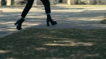 Les bottines noires plateformes portées par Cassie (Sofia Carson) dans Nos cœurs meurtris