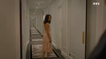 El vestido rosa plisado que lució Elena (Anne Serra) en la película Érase una vez en Mónaco