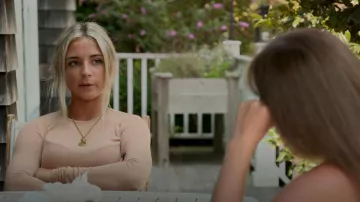 Collar de cabeza de león de Gucci usado por Emelye Ender como se ve en Forever Summer: Hamptons (S01E05)