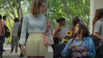 Jupe plissée H&M portée par Natalia (Macarena García) vue dans Control Z (S02E01)