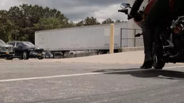 Jeffrey Campbell Walton Studded Boots porté par Susannah Robb (Elizabeth Cappuccino) vu dans la série télévisée Tom Swift (S01E10)