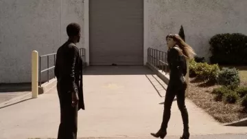 Pantalon en cuir Dundas x Revolve Mercury porté par Susannah Robb (Elizabeth Cappuccino) vu dans Tom Swift Wardrobe (S01E10)