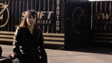 Dundas x Revolve Mercury Leather Blazer porté par Susannah Robb (Elizabeth Cappuccino) comme on le voit dans les tenues de la série télévisée Tom Swift (saison 1 épisode 10)