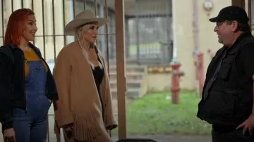 R13 Fringe Raw Cut Coat usado por Kesha como se ve en Conjuring Kesha (S01E01)
