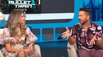 Guess Eco Blackout Camisa Floral usada por Jai Rodriguez como se ve en E! Noticias Daily Pop el 03 agosto 2022