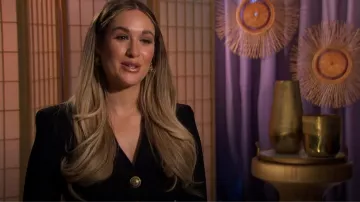 Balmain Padded-Shoulder Ribbed-Knit Mini Robe portée par Rachel Recchia comme on le voit dans The Bachelorette (S19E04)