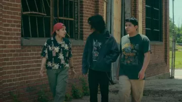 Chemise hawaïenne puritaine Tiki Ananas portée par Willie Jack (Paulina Alexis) vue dans Reservation Dogs (S02E01)