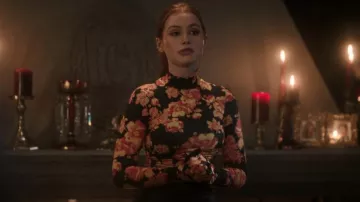 Vetements Floral Turtleneck Gloved Top porté par Cheryl Blossom (Madelaine Petsch) vu dans Riverdale (S06E22)