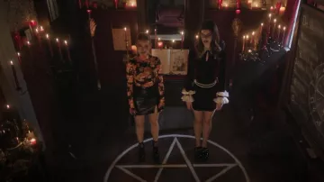 Jeffrey Campbell Laxed Platform Pump porté par Cheryl Blossom (Madelaine Petsch) vu dans Riverdale (S06E22)