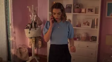 Pull à col bleu Zara porté par Sofía (Ana Valeria Becerril) vu dans Control Z (saison 2 épisode 7)