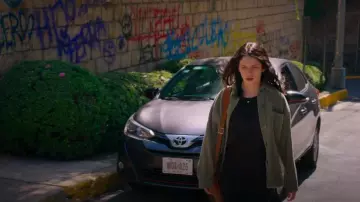 Romwe Plus Button Front Patch Cord Coat porté par Sofía (Ana Valeria Becerril) vu dans Control Z (S02E07)