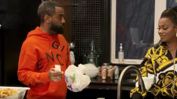 Sweat à capuche réfracté Rouge & Noir Givenchy porté par Tucker Burruss comme on le voit dans The Real Housewives of Atlanta (S14E12)