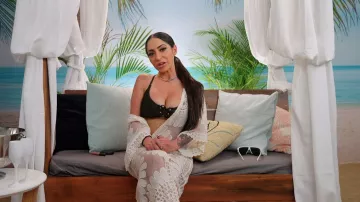 Kimono de malla bordado Shein Flower usado por Angelina Pivarnick como se ve en All Star Shore (S01E06)