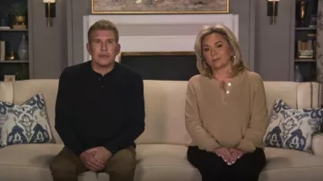 Rails Piper Cotton-Cashmere Henley Sweater usado por Julie Chrisley como se ve en Chrisley Knows Best (S09E23)