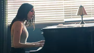 Débardeur gris Artizia porté par Cassie (Sofia Carson) vu dans le film Purple Hearts