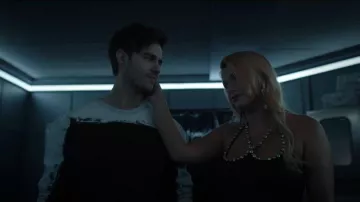 Alexander McQueen Camisa de yeso estampada usada por Chaz (Anthony De La Torre) como se ve en American Horror Stories (S02E03)