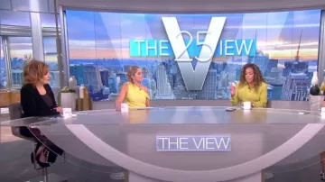 Cinq un Sept Loisa Embellished Blazer usado por Joy Behar como se ve en The View el 05 de agosto de 2022