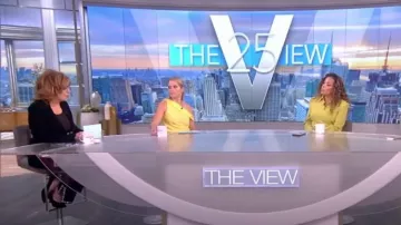 Cinq un pantalón Sept Loisa usado por Joy Behar como se ve en The View el 05 de agosto de 2022