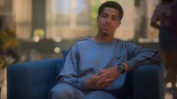 Agujas Poly Smooth Track Crew Sudadera usada por Andre Johnson, Jr. (Marcus Scribner) como se ve en grown-ish (S05E01)
