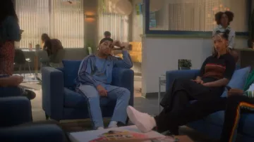 Agujas Pantalones de rayas laterales usados por Andre Johnson, Jr. (Marcus Scribner) como se ve en grown-ish (S05E01)