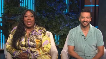 Chemise cubaine Reiss Johnson Velour portée par Jai Rodriguez comme on le voit dans E! News Daily Pop le 05 août 2022