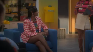 Sandro Houndstooth Short taille haute porté par Annika (Justine Skye) vu dans grown-ish (S05E01)