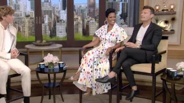 Amina Muaddi Rosie Crystal Bow Slingback Pumps usadas por Tamron Hall como se ve en VIVO con Kelly y Ryan el 04 de agosto de 2022