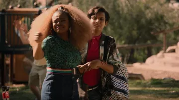 Express Rainbow Stretch Belt porté par Kourtney (Dara Reneé) vu dans High School Musical: The Musical: The Series (S03E01)