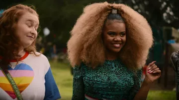 Guess Malori Leopard Print Ruched Mesh Top porté par Kourtney (Dara Reneé) comme on le voit dans High School Musical: The Musical: The Series (S03E01)