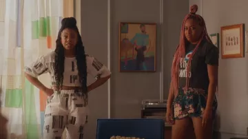 Boohoo Li­cence Print T-shirt worn by Phoebe Robinson as seen in Everything's Trash (S01E02)