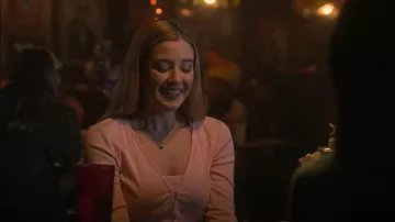 Majorelle Mia Tank Top usado por Kelly Beasley (Mallory Bechtel) como se ve en Pretty Little Liars: Original Sin (S01E05)