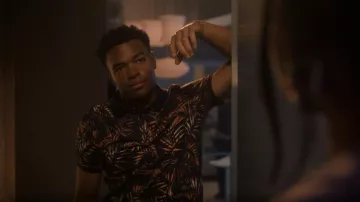 Polo à motifs Michael Kors porté par Aaron Jackson (Trevor Jackson) vu dans grown-ish (S05E02)