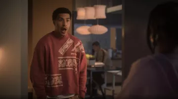 Palm Angels Bandana Logo Crew Sweat porté par Andre Johnson, Jr. (Marcus Scribner) vu dans grown-ish (S05E02)