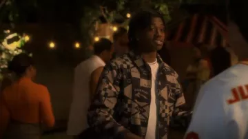 Reese Cooper Flag Print Work Jacket usado por Zeke (Ceyair J Wright) como se ve en grown-ish (S05E03)