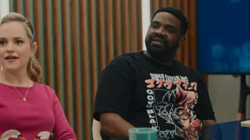 Hot Topic Dragon Ball Super Super Saiyan Rose Goku Black T Shirt porté par Howard (Ron Funches) comme vu dans Loot (S01E09)