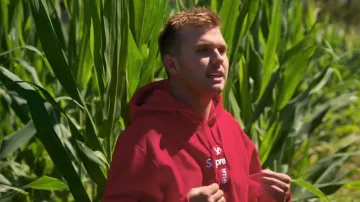 Sweat-shirt à capuche Supreme Cross Box Logo porté par Chase Chrisley comme on le voit dans Chrisley Knows Best (S09E25)