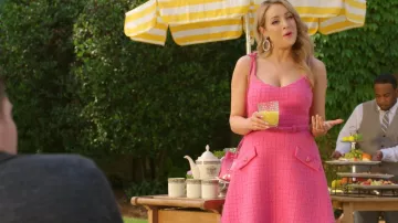 Bottega Veneta Mini Patent Woven Bucket Bag usado por Fallon Carrington (Elizabeth Gillies) como se ve en Dinastía (S05E18)