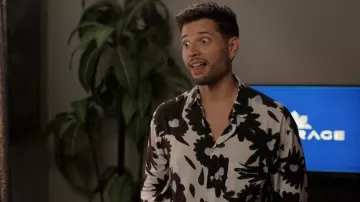 Jacquemus La Chemise Melo Floral Print Short Sleeve Button-Up Shirt porté par Sam Jones (Rafael de la Fuente) vu dans Dynasty (S05E18)