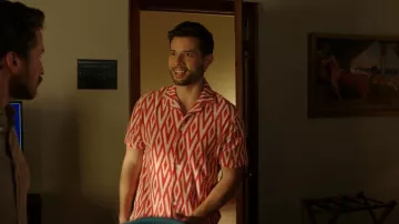 Orlebar Brown Howell Pattern-Jacquard Camisa usada por Sam Jones (Rafael de la Fuente) como se ve en Dinastía (S05E18)