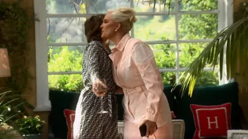 Stella McCartney Logo Belt Denim Jumpsuit porté par Erika Jayne comme on le voit dans The Real Housewives of Beverly Hills (S12E13)